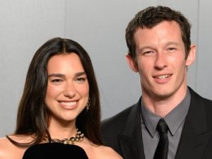 Dua Lipa sposa Callum Turner in tailleur e cappello: look anti-convenzionale per il matrimonio a Londra
