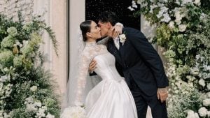 Il vestito da sposa di Paola Di Benedetto: corsetto e dettagli in pizzo per il matrimonio con Raoul Bellanova