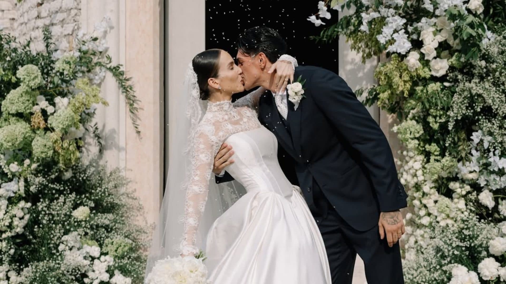 Il vestito da sposa di Paola Di Benedetto: corsetto e dettagli in pizzo per il matrimonio con Raoul Bellanova