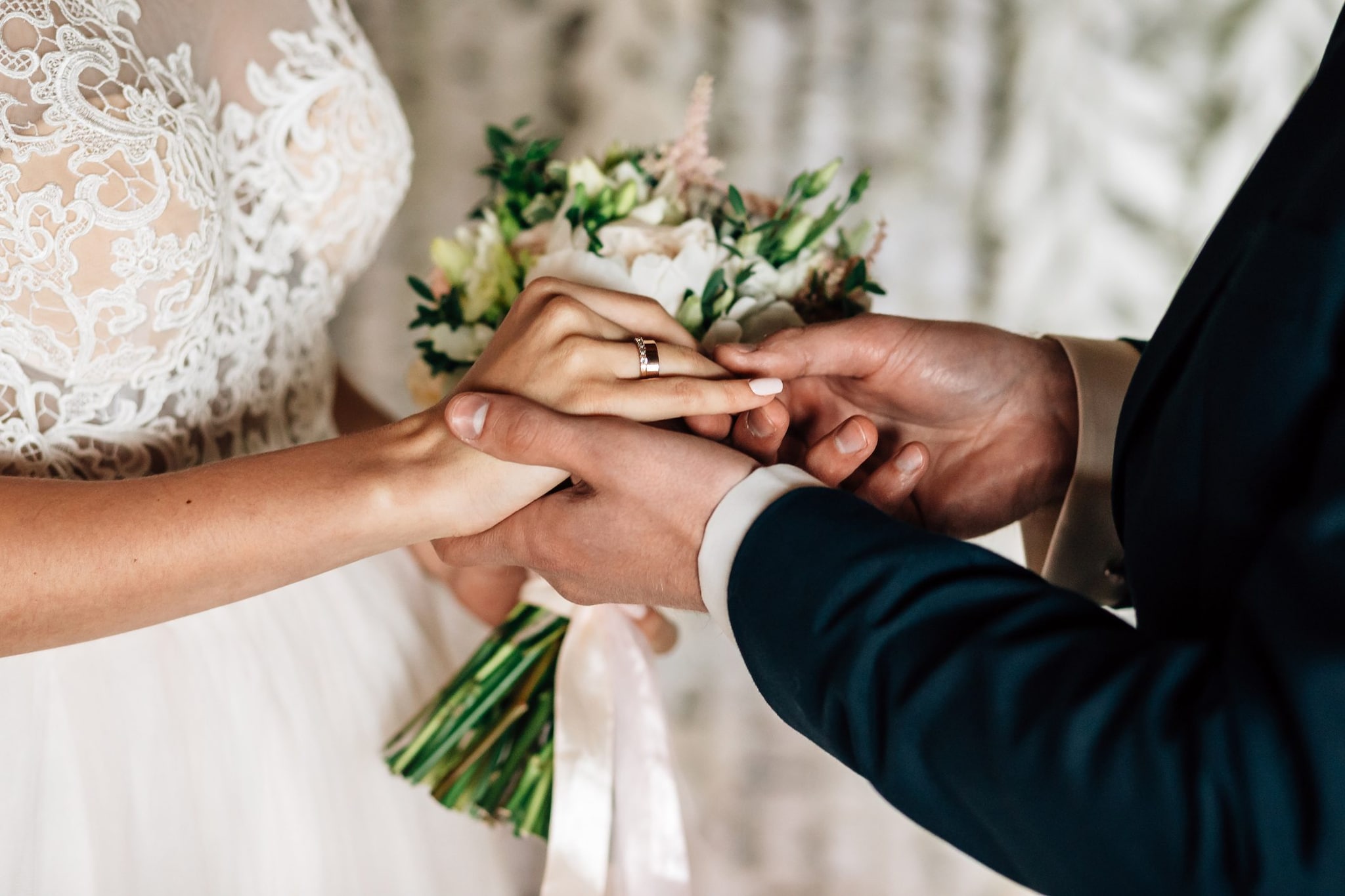 Le buone maniere a un matrimonio, l'esperta Elisa Motterle: "Nella busta minimo 100 euro, il +1 non è dovuto"