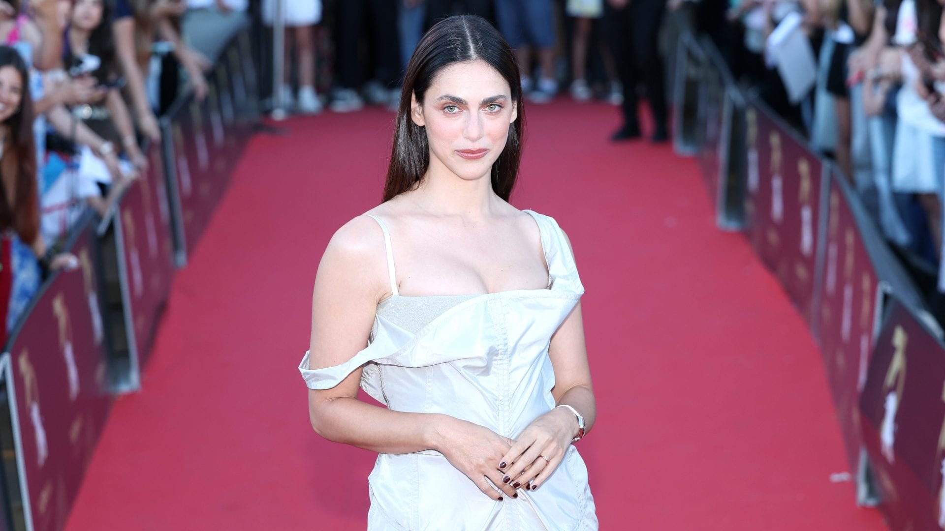 Miriam Leone è la diva del Taormina Film Fest: sul red carpet sfila con il look sabbia da 7mila euro