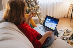 Case vacanza inesistenti, finti biglietti aerei: la guida per difendersi dalle truffe