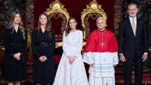 Letizia di Spagna incontra Papa Leone: può vestire di bianco, le figlie devono indossare il nero