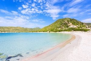 Ombrelloni solo a bambini e anziani, 10 euro a persona per entrare: è polemica per le regole sulla spiaggia di Punta Molentis