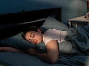 Uno nuovo studio di Nature rivela che bisogna dormire dalle 6,4 alle 7,8 ore a notte per invecchiare bene