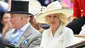 La regina Camilla in bianco al Royal Ascot: la spilla col diamante rosa è un omaggio a Elisabetta II
