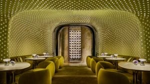 Il ristorante migliore al mondo del 2026 è sospeso in un grattacielo di Hong Kong