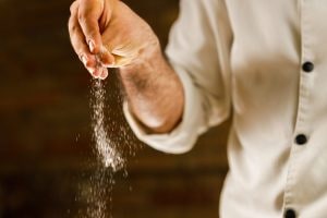 Quanti grammi di sale si possono mangiare al giorno: il dietista Nemi "Per l'OMS non più di 5"