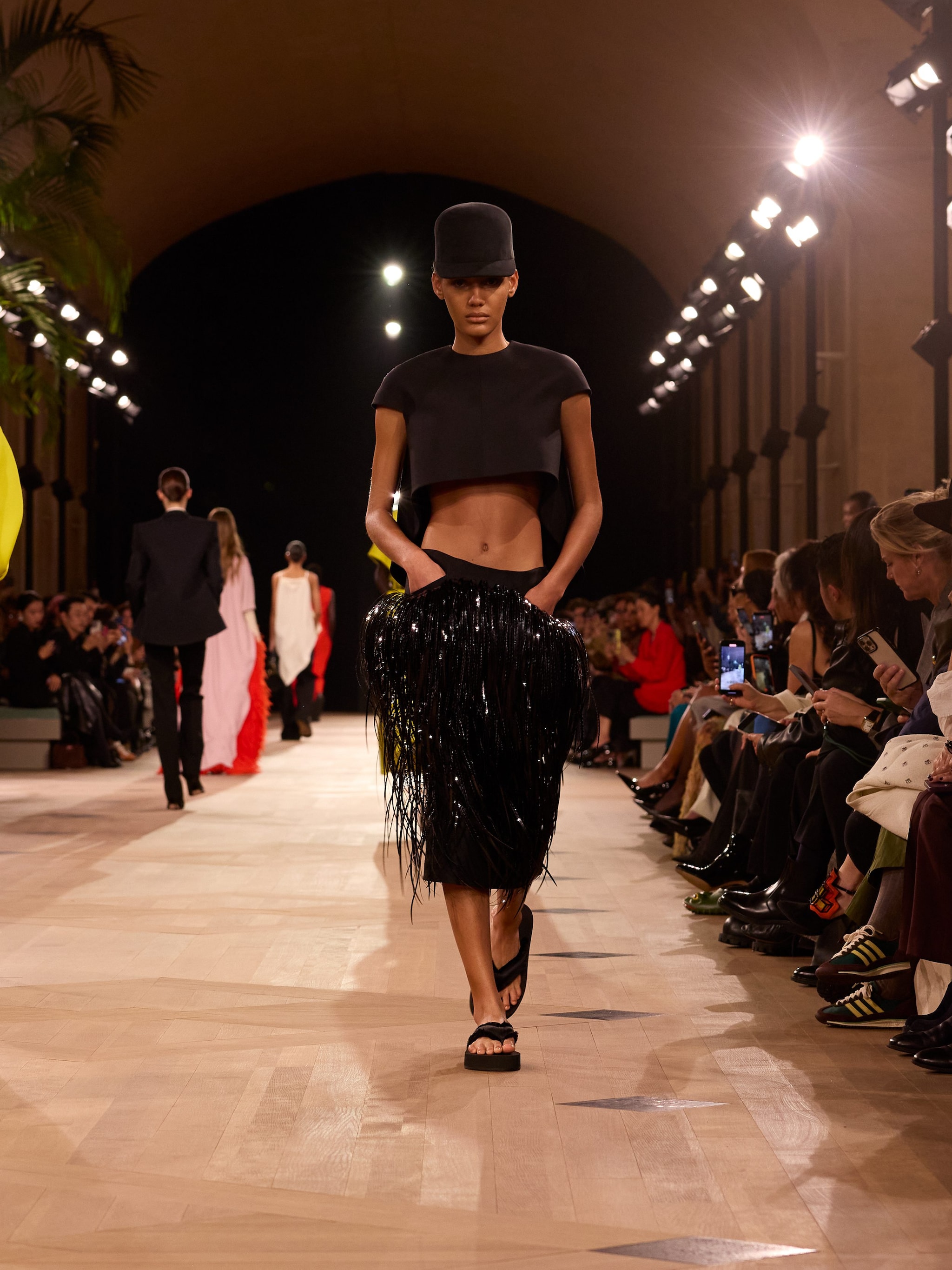 Il look con infradito sulla passerella P/E 2026 di Balenciaga