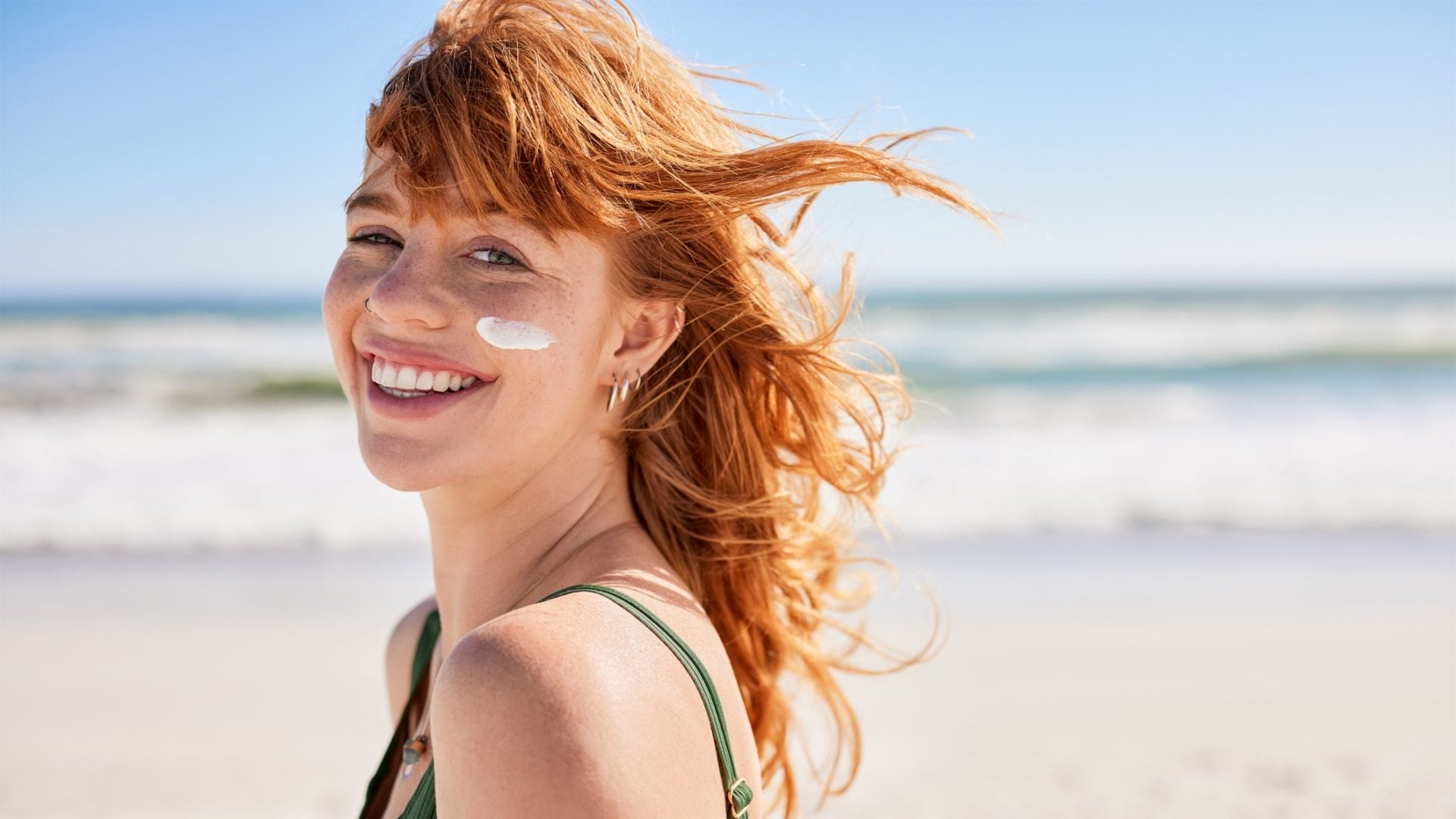 La skincare va cambiata d’estate? Il dermatologo Rongioletti: “Evitare scrub e trattamenti esfolianti”