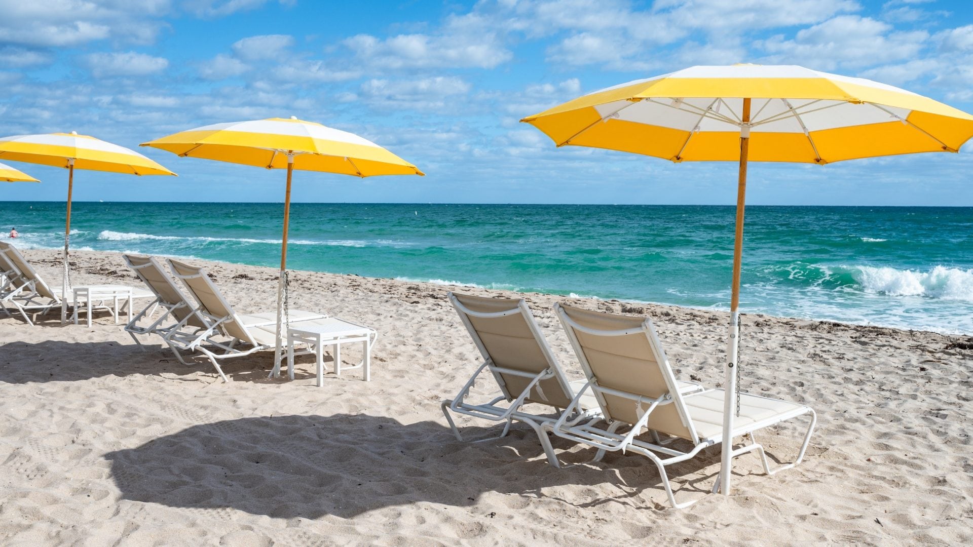 Le spiagge più care dell'estate 2026 secondo Altroconsumo: a Taormina e Palinuro i costi più elevati