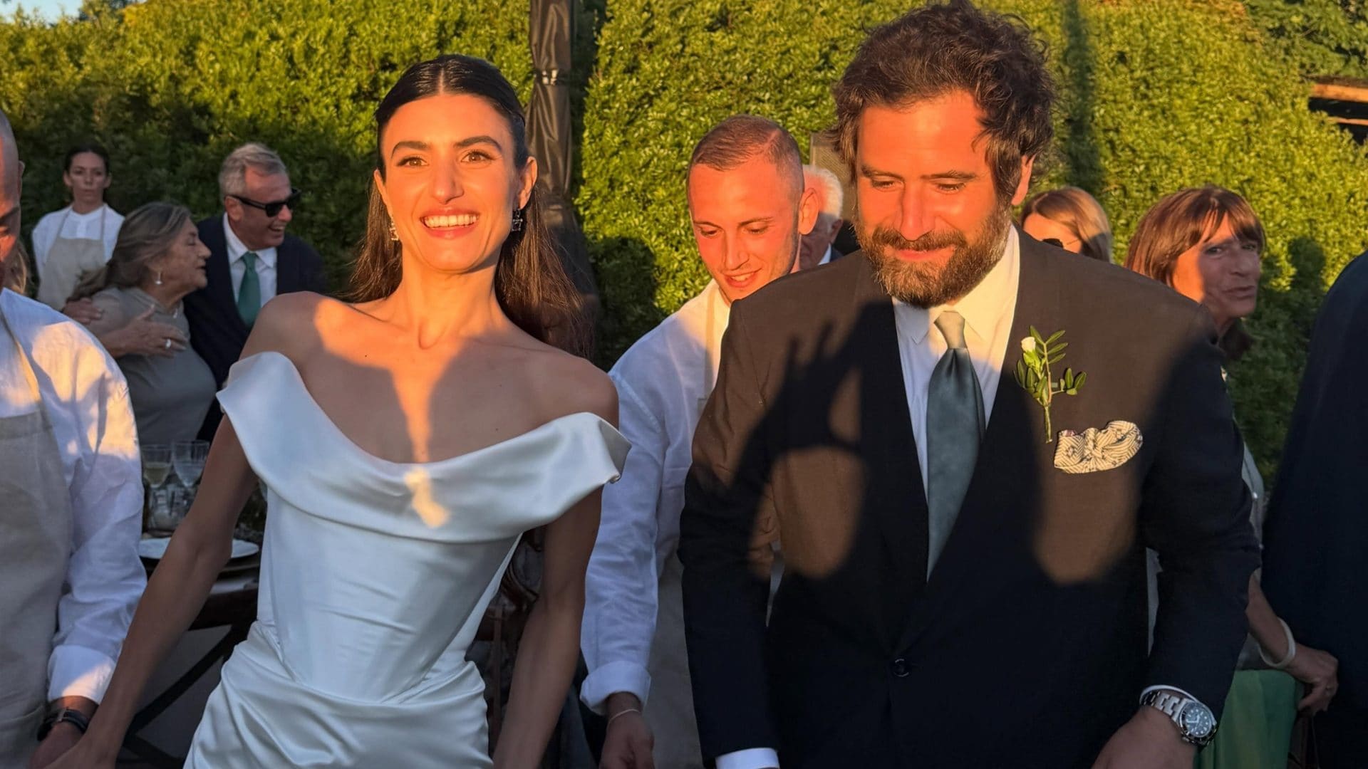 Il matrimonio di Tommaso Paradiso e Carolina Sansoni: gli sposi vestono coordinati con doppio look