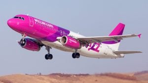 Wizz Air è la prima ultra-low-cost a togliere la modalità aereo: dal 2027 internet in alta quota con Starlink