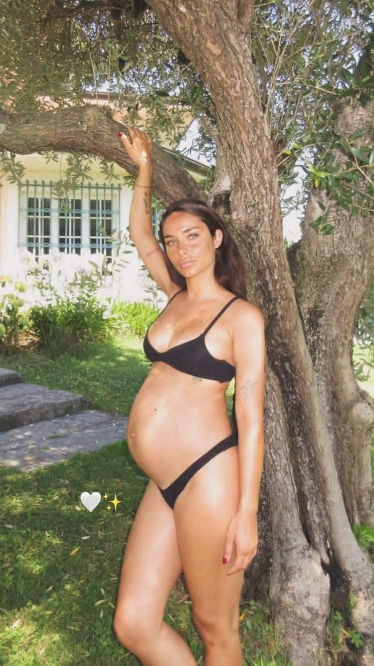 Giulia Honegger in micro bikini col pancione