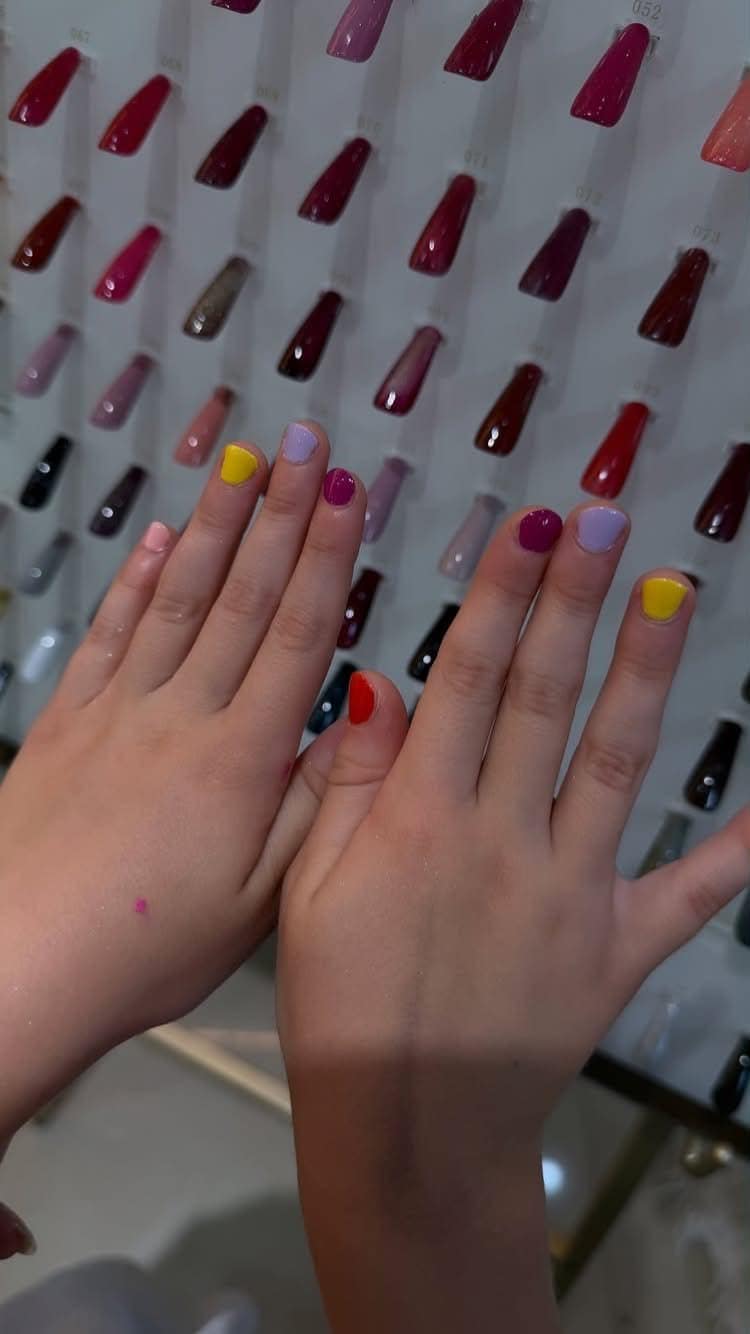 La manicure arcobaleno di Luna