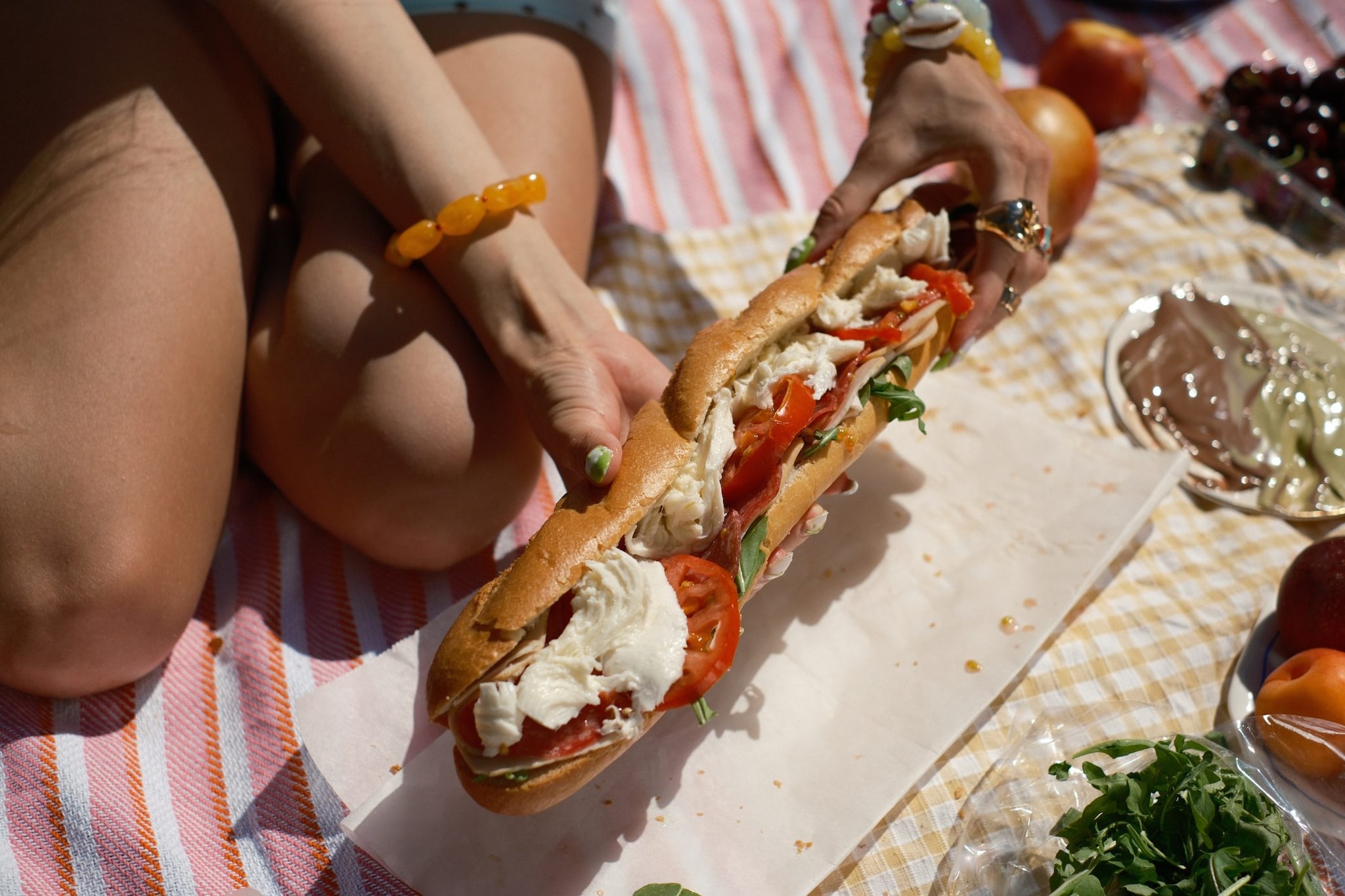 Cosa non mangiare quando fa caldo: frittura e salumi tra i 5 cibi da evitare secondo la nutrizionista Bracale