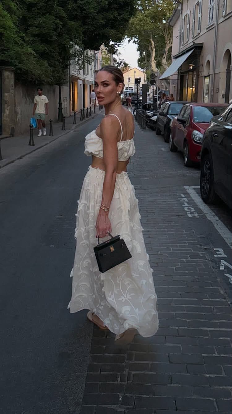 Ilary Blasi in Weili Zheng