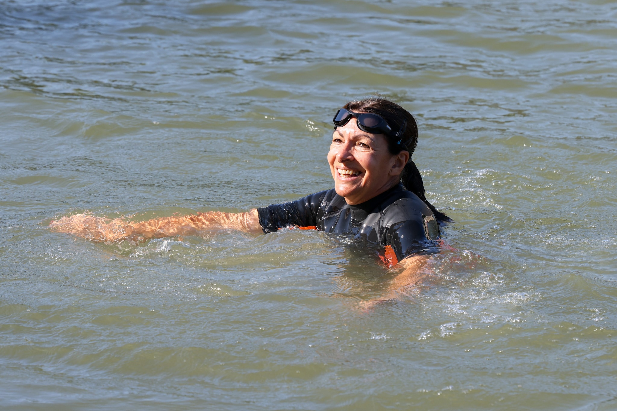 Anne Hidalgo fa il bagno nella Senna a giugno 2024