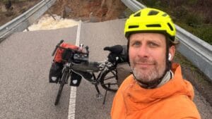 "La droga mi rubava la vita, pedalando l’ho ritrovata”: dopo 20 anni di dipendenza Antoine rinasce viaggiando in bici