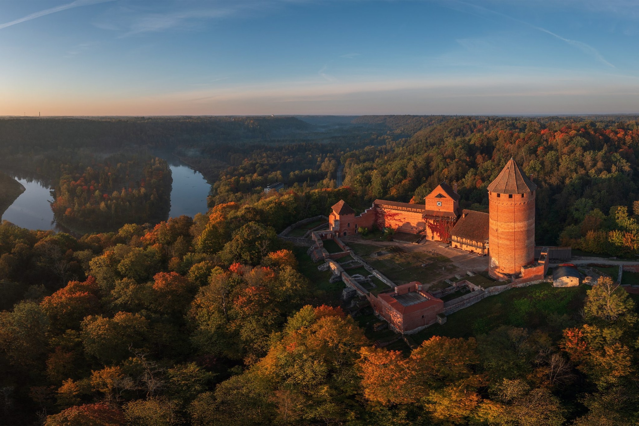 Castello di Turaida e fiume Gauja vicino a Sigulda, Lettonia