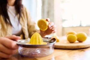 È il limone il frutto più salutare, la nutrizionista Bracale: "Persino la buccia fa bene all'intestino"