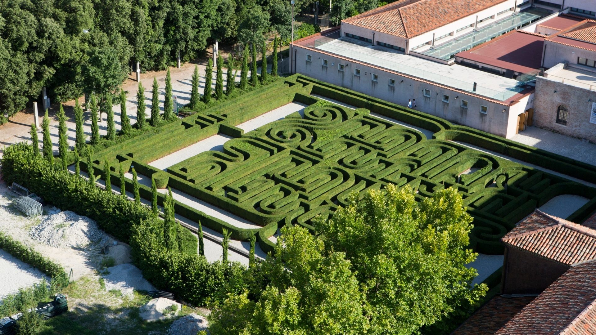 Il labirinto Borges riapre al pubblico: tra specchi, clessidre e sentieri il giardino rinasce dopo il restauro