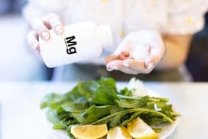 Come assumere magnesio nel modo giusto, la nutrizionista:"No integratori, c'è negli spinaci e nel cioccolato"