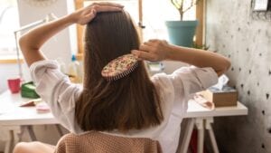 Ogni quanto spazzolare i capelli, il dermatologo: “La differenza la fanno olio di argan o di semi d’uva”