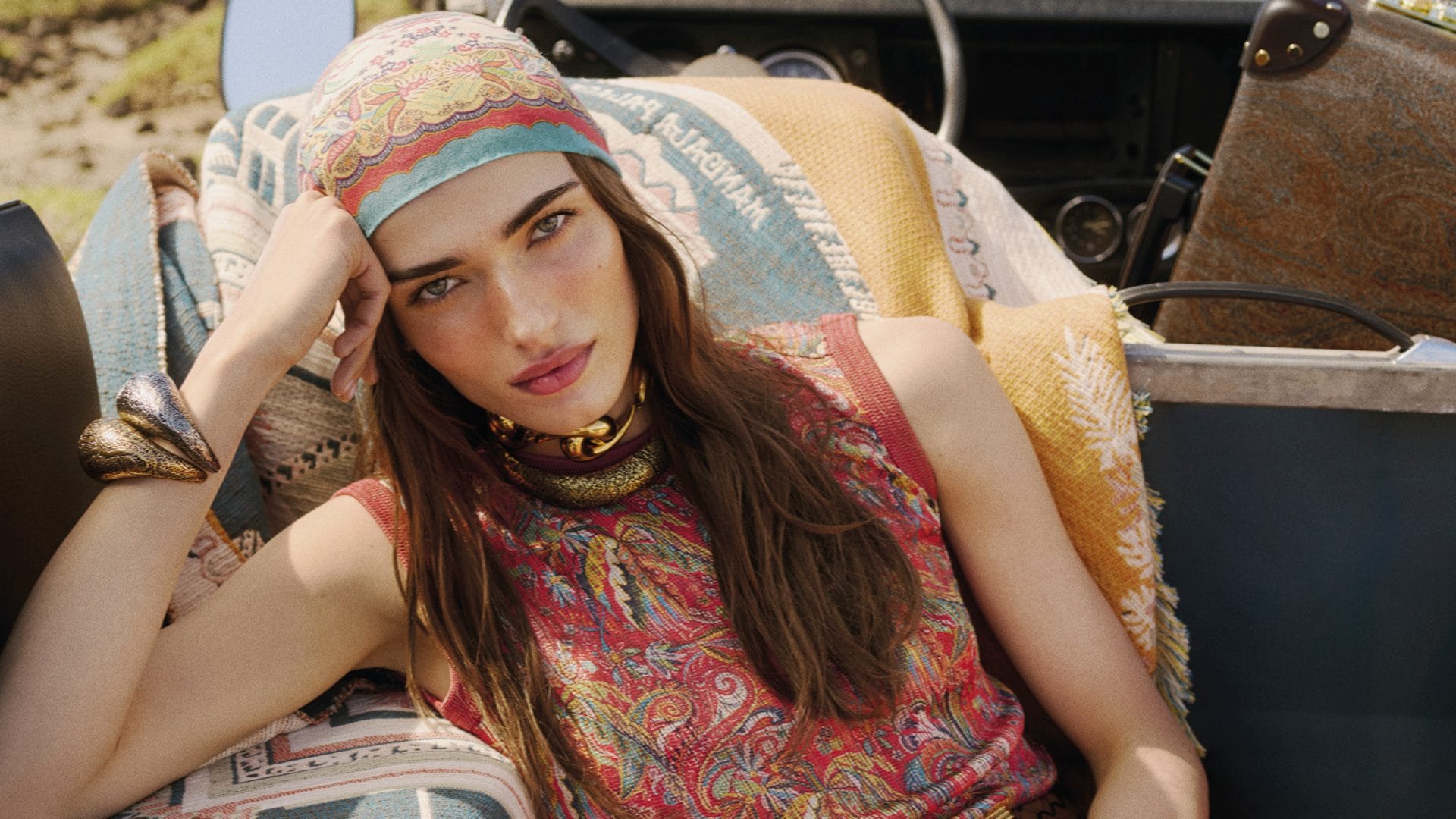 Sono questi i 6 accessori di tendenza da mettere nella valigia estiva: foulard, borse sacchetto e maxi bracciali