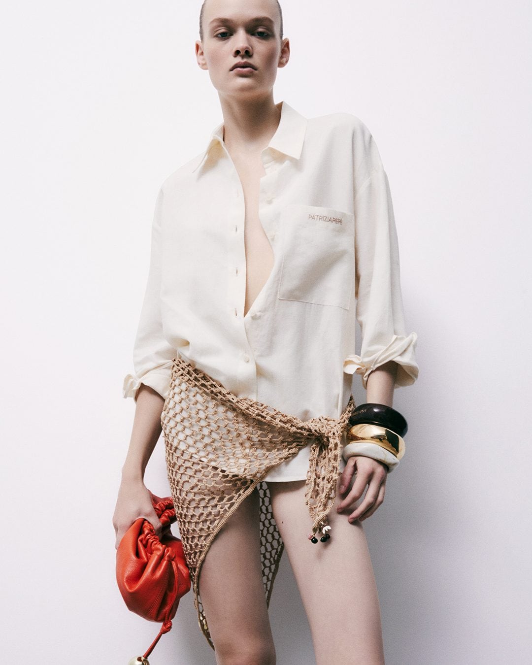 Look da spiaggia con maxi bangles Patrizia Pepe