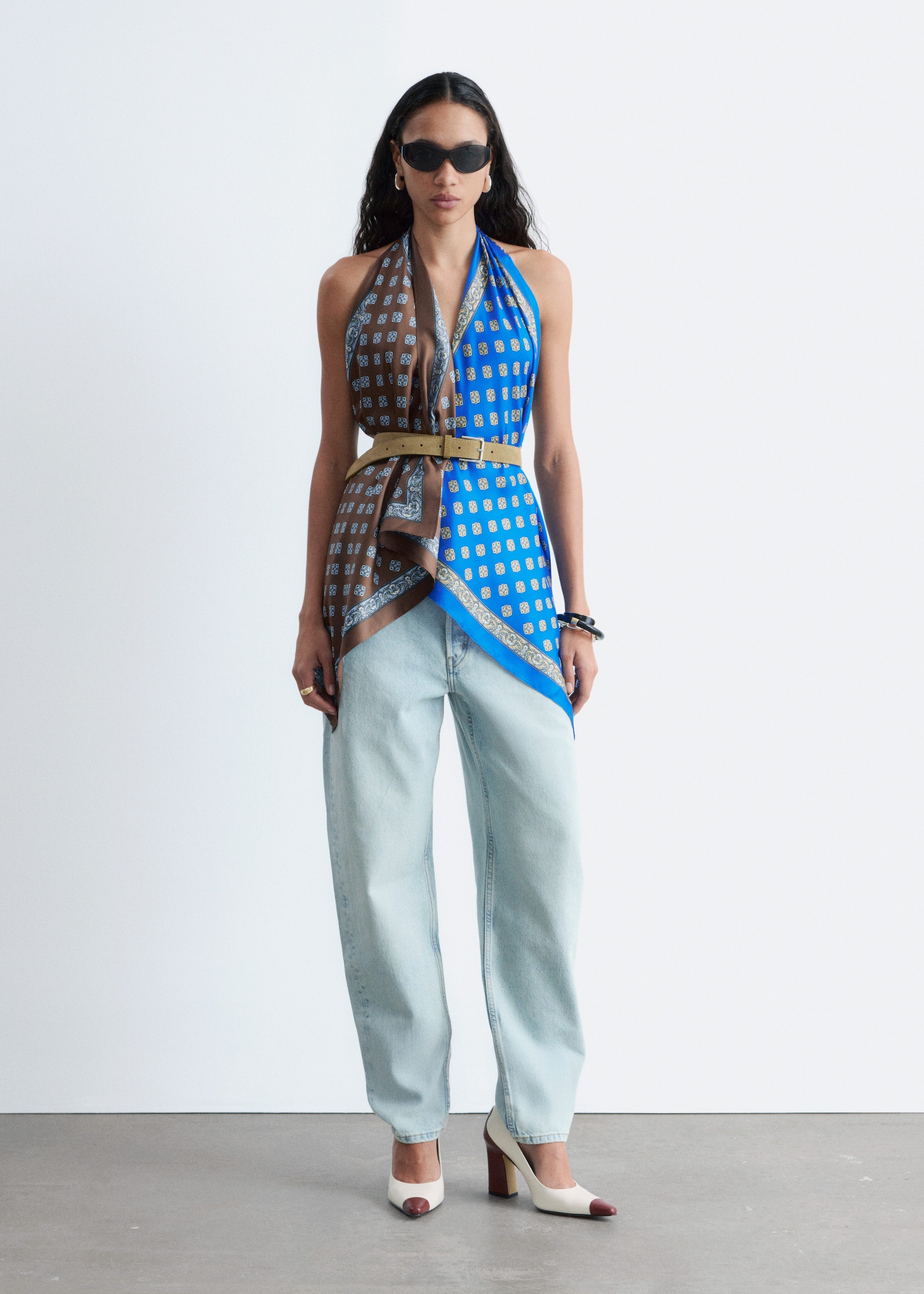 Look con foulard utilizzato come top And Other Stories