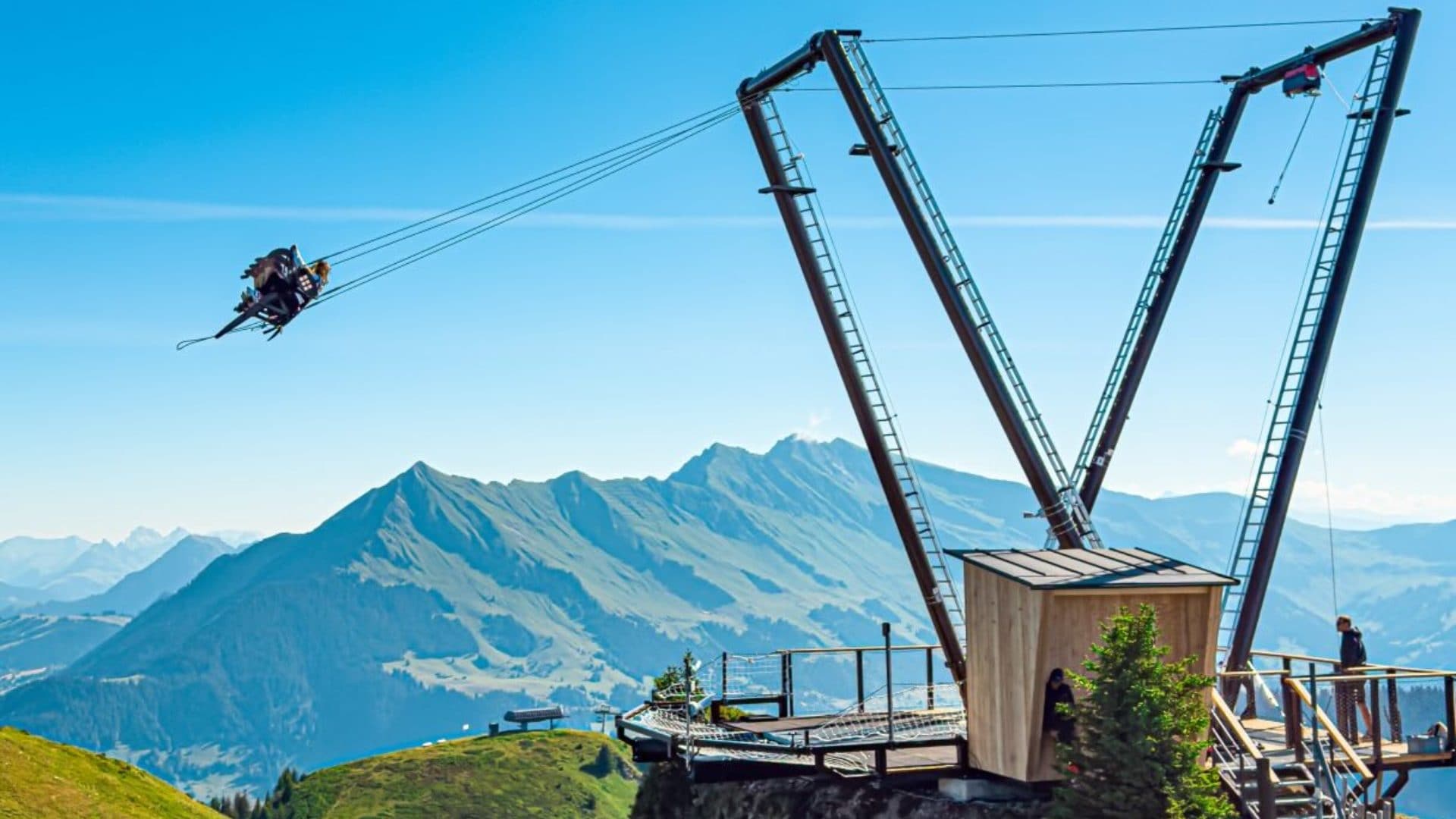 In Svizzera c'è una nuova altalena gigante: è alta 12 metri e offre una vista mozzafiato sulle Alpi