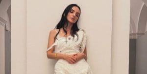 Arisa smarrisce i look del concerto: "Vestito fatto con una tovaglia presa al mercatino"