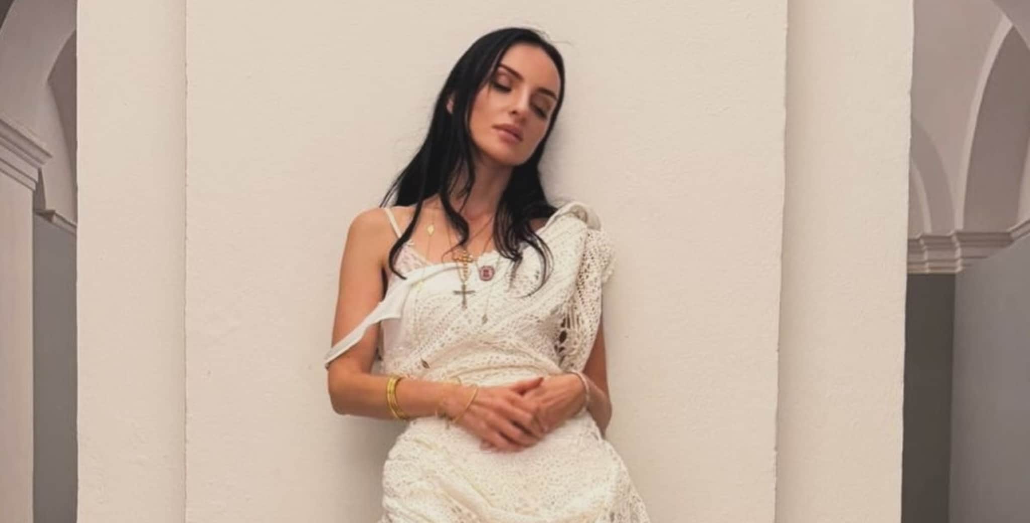 Arisa smarrisce i bagagli coi look del concerto: "Vestito fatto con una tovaglia presa al mercatino dell'usato"
