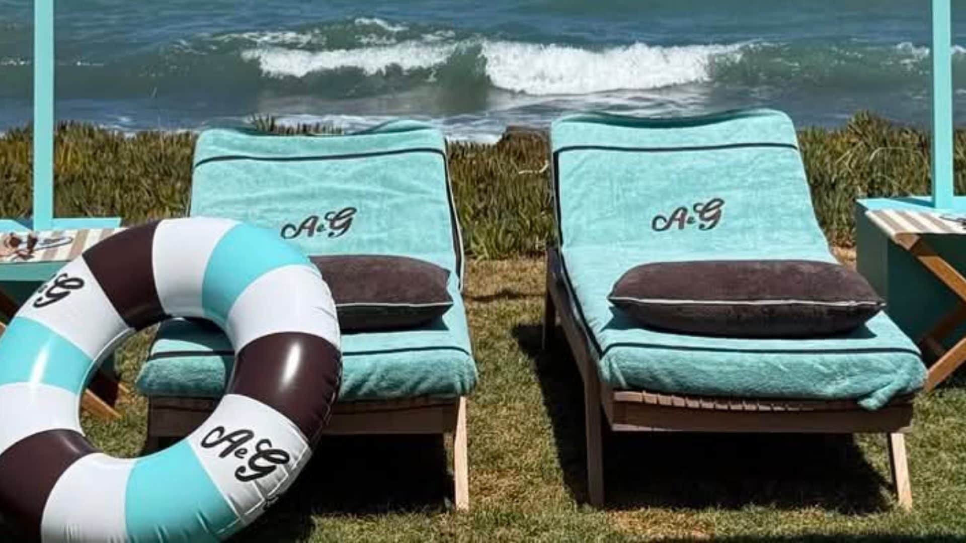 Donnarumma e Alessia Elefante, beach party post-matrimonio: in spiaggia lettini e gadget personalizzati