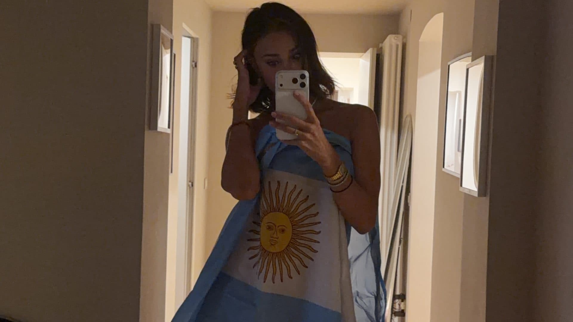 Belén Rodriguez trasforma la bandiera dell'Argentina in abito: il look per la semifinale dei Mondiali