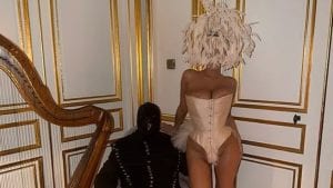 Bianca Censori con corsetto e volto coperto di piume: il look per la festa a Versailles di Kanye West