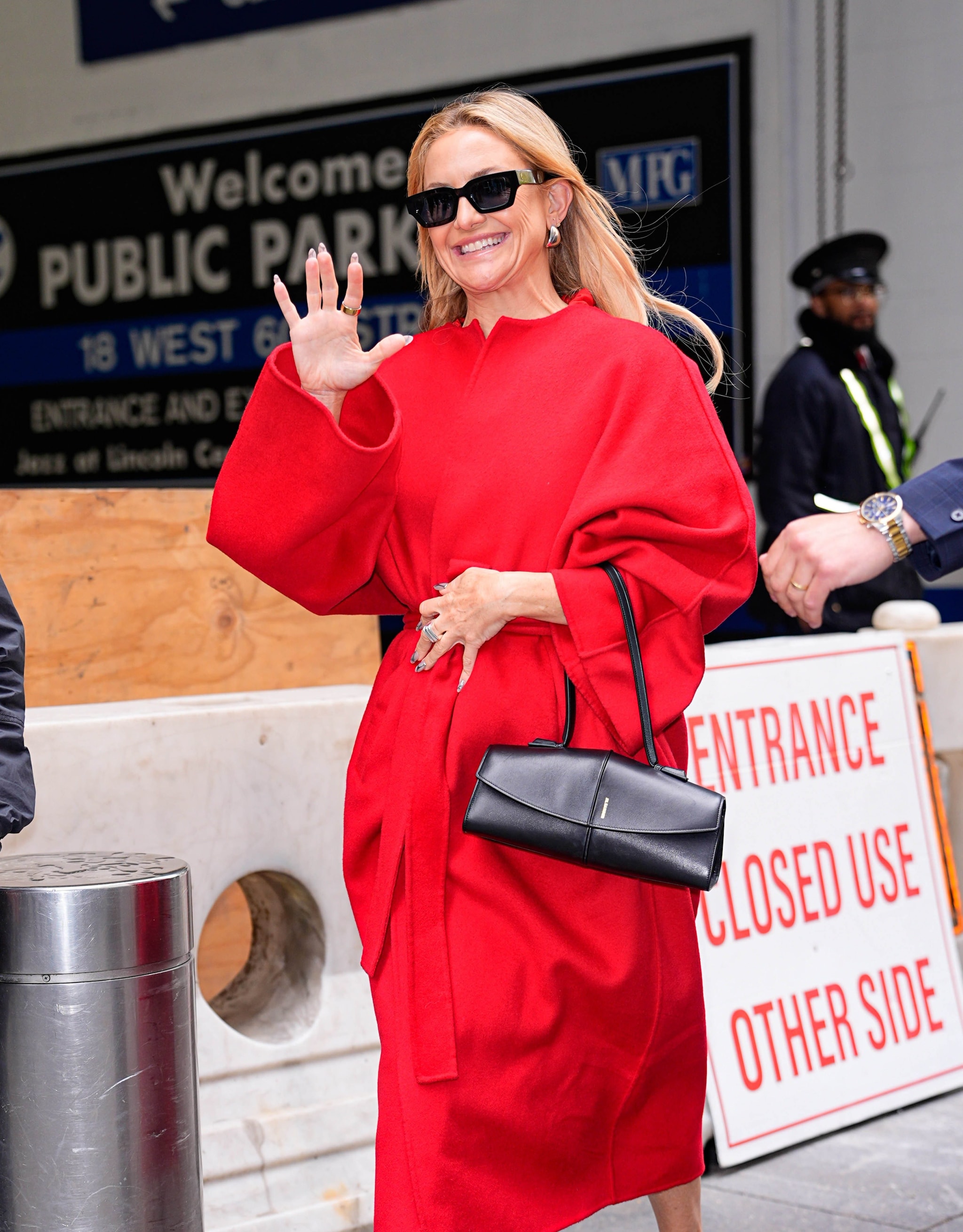 Kate Hudson con una mini bowling in pelle nera di Jil Sander
