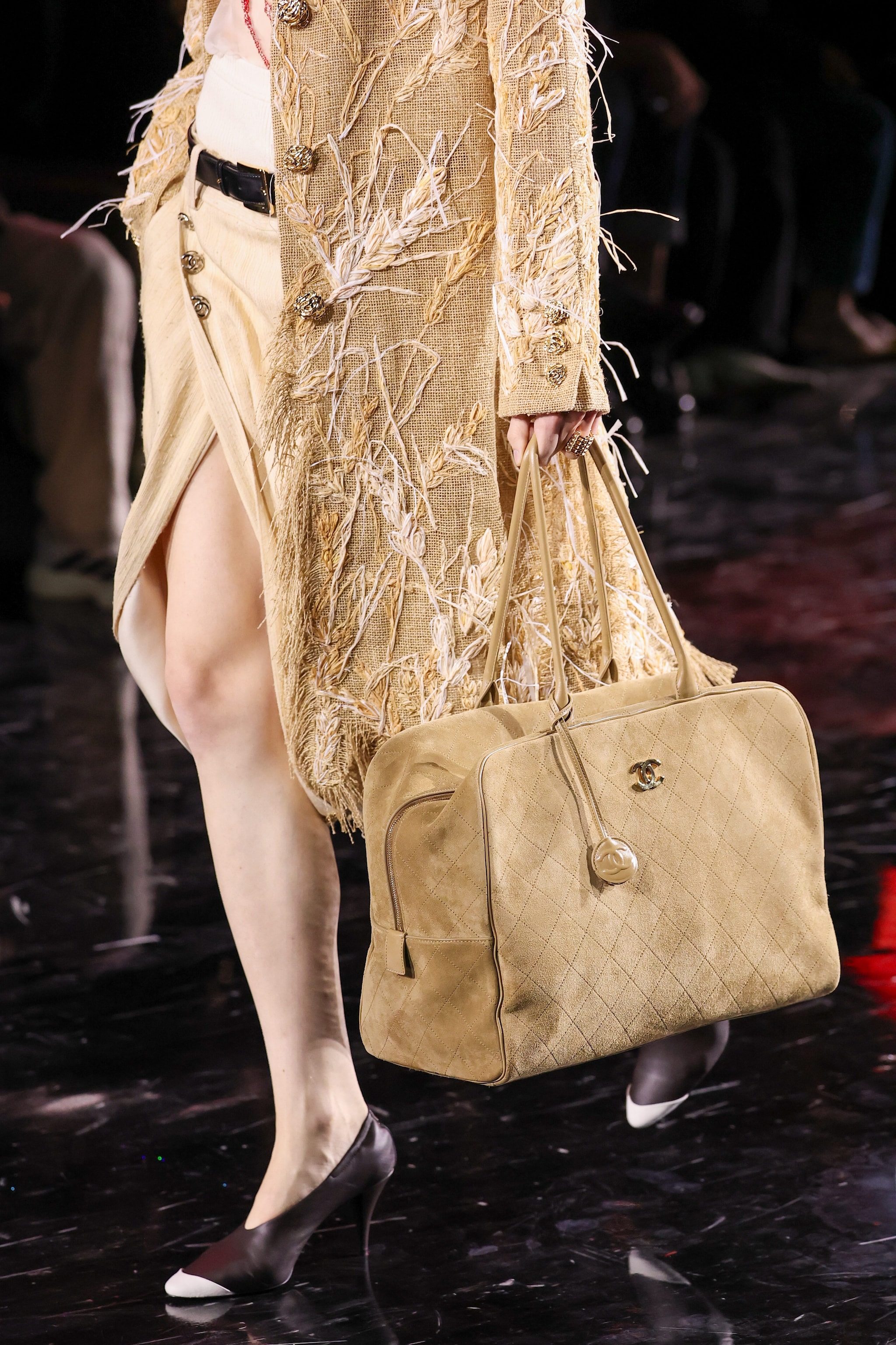 Una borsa in suede sulla passerella Primavera/Estate 2026 di Chanel