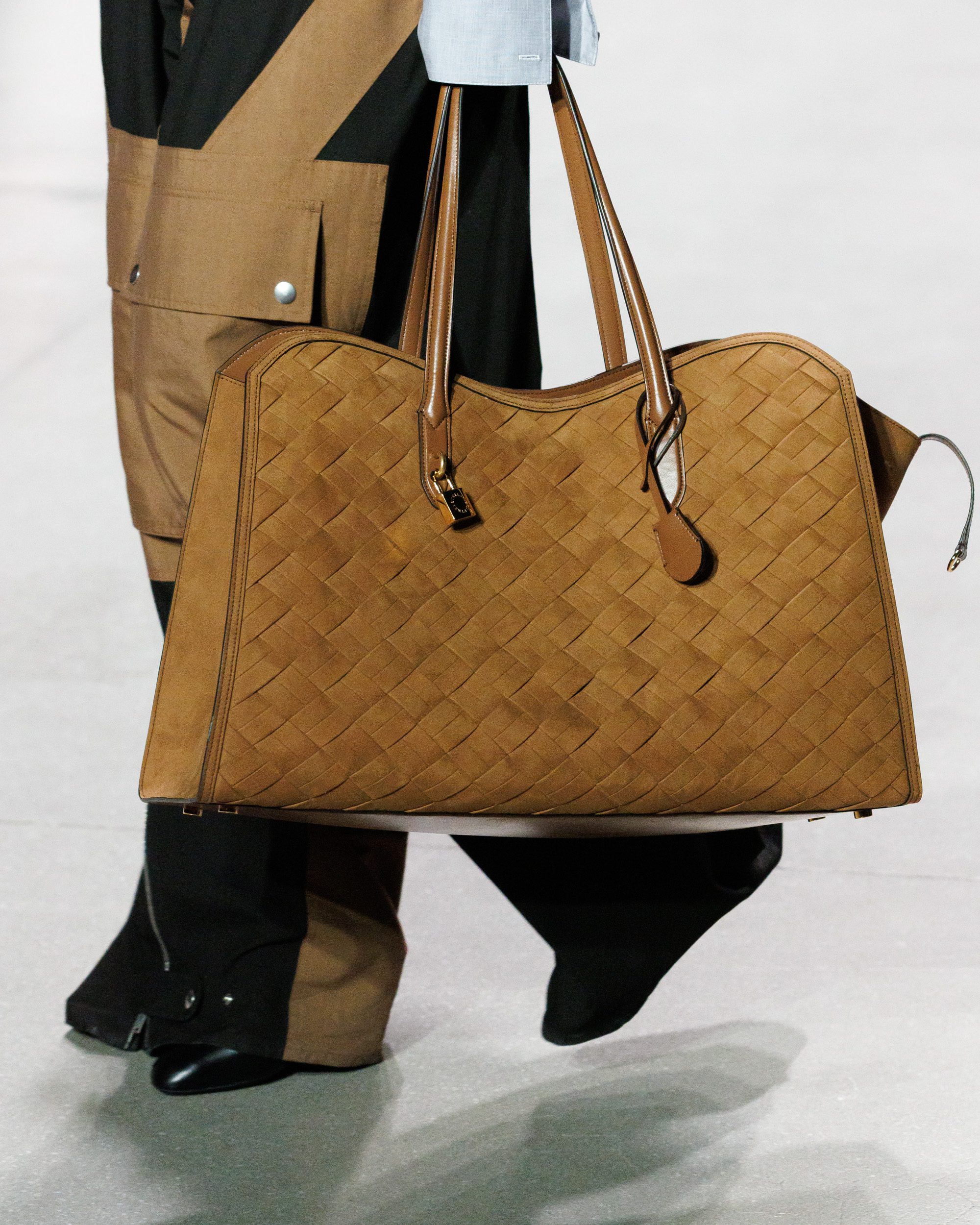 Maxi bag scamosciata sulla passerella P/E di Stella McCartney