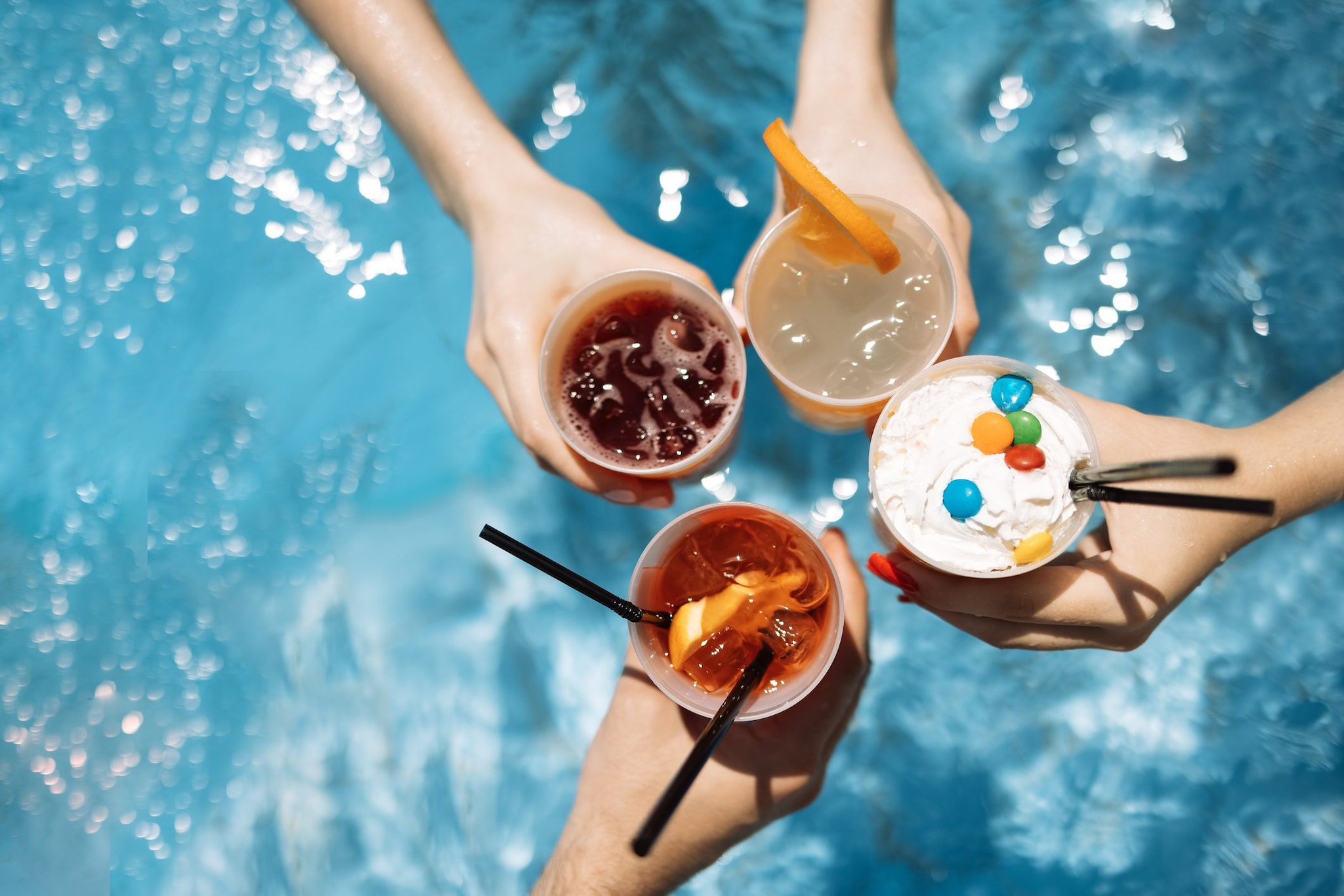 Cosa non bere con il caldo: dai cocktail alla crema caffè, le 5 bevande sconsigliate in estate