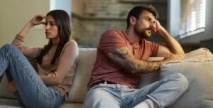 Dating down, scegliere un partner inferiore. La psicologa: "Alimenta l'autostima"