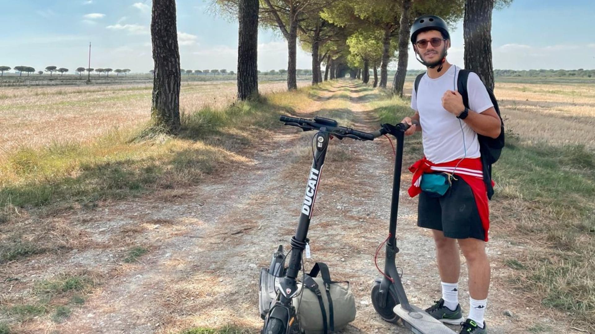 Davide gira l'Italia in monopattino: "7 ore in piedi al giorno, ho attraversato valli e boschi incantati"