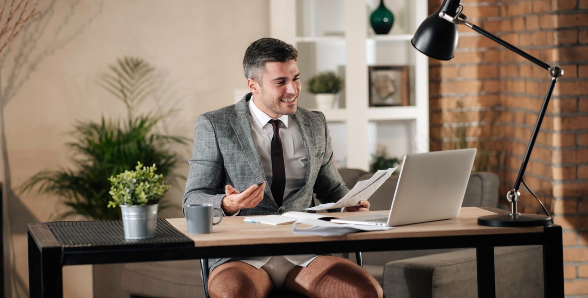 A Tokyo per la prima volta uomini in ufficio in shorts: per le donne è "molestia" vedere le loro gambe coi peli