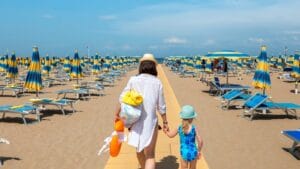 Estate 2026, 9 italiani su 10 restano in Italia: mare meta preferita, ma molti non possono permettersi una vacanza