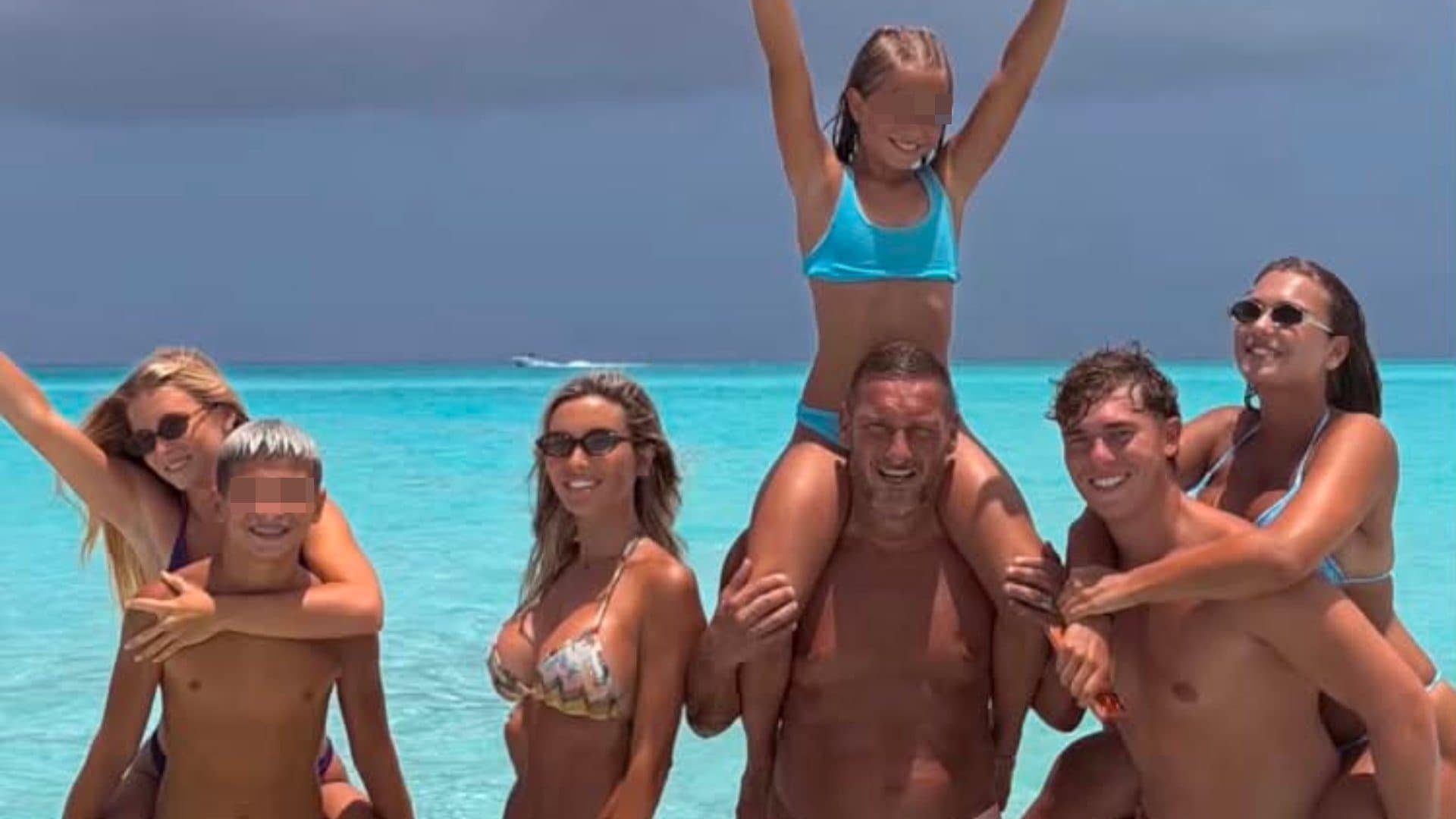 Francesco Totti e Noemi Bocchi ai Caraibi con i figli: vacanza in famiglia nel resort con vista oceano
