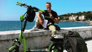 Tour dell'Italia in monopattino, il viaggio di Stefano: "60 km al giorno tra boschi e piste ciclabili"