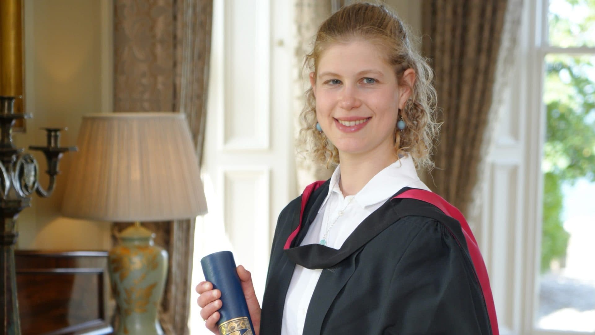 Lady Louise Windsor si è laureata: ha frequentato la stessa università di William e Kate