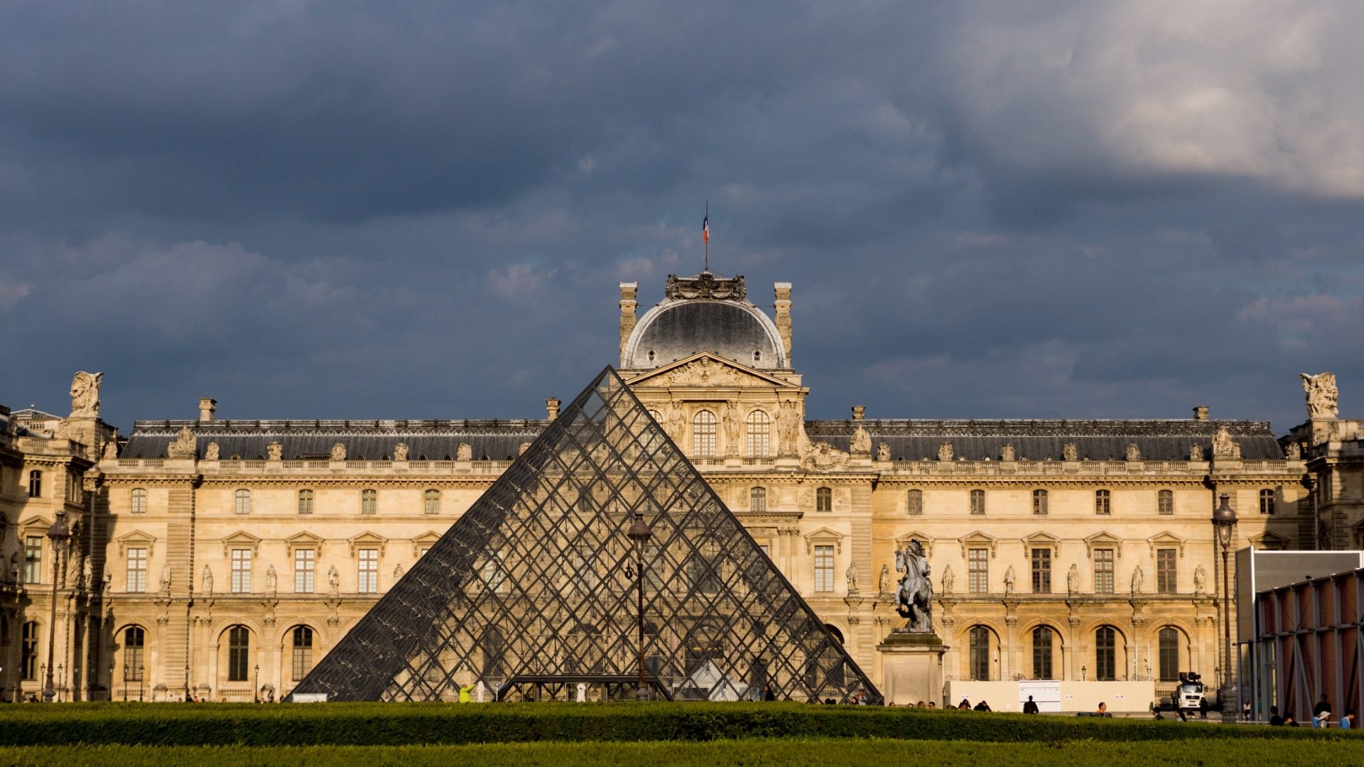 Louvre, la Galerie d'Apollon riapre dopo il furto ma non ci sono più i gioielli imperiali