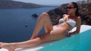 Paola Di Benedetto a Santorini con Raoul Bellanova: luna di miele in bianco tra bikini e sandali griffati